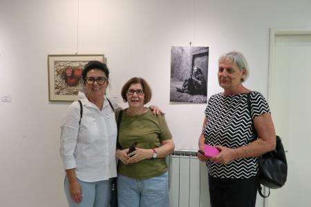 Gostje pred umetninami s